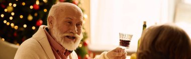 Üst düzey bir çift, Noel 'i neşe ve kahkahalarla kutlayarak evde birbirlerine eşlik etmekten zevk alır..