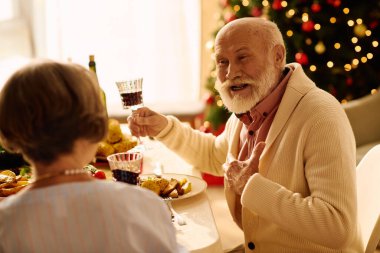 Neşeli bir son sınıf çifti Noel 'i kahkahalarla ve lezzetli yemeklerle kutluyor..