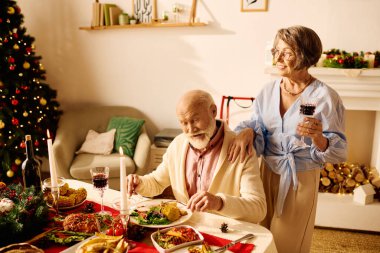 Çift, evde sevgi ve tatil ruhuyla dolu şenlikli bir yemeği paylaşıyor..