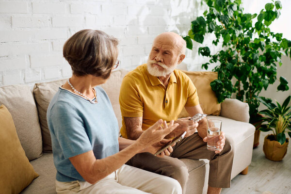 Преданная жена помогает мужу с диабетом, воспитывая его любовь и здоровье дома..