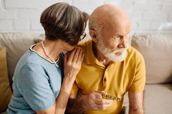 Преданная жена утешает мужа дома, помогая ему справиться с диабетом..
