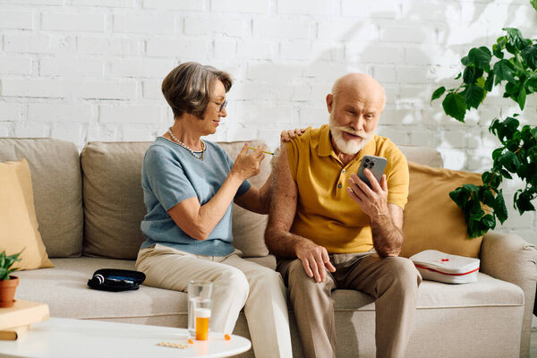 Старшая пара наслаждается моментом вместе, когда жена помогает своему мужу с диабетом.