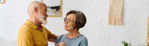 Преданная жена помогает мужу с диабетом, проявляя любовь и поддержку в их уютном доме.