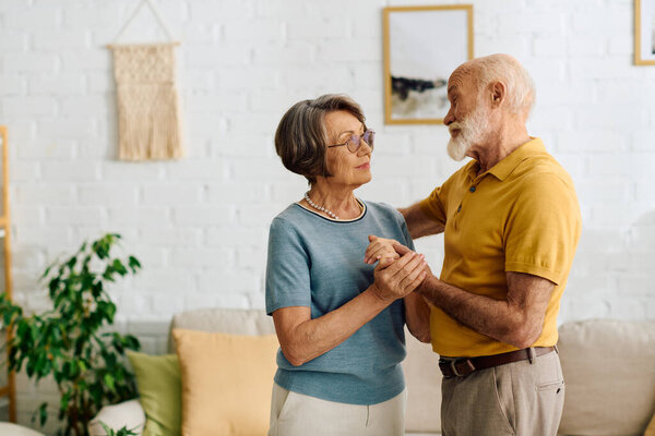 Преданная жена помогает мужу с диабетом, разделяя теплый момент вместе дома.
