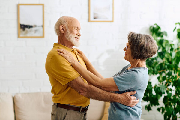 Любящая жена обнимает мужа дома, предлагая ему поддержку в лечении диабета..