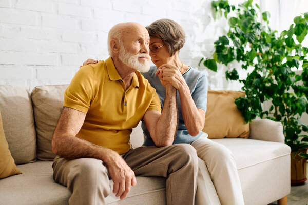 Преданная жена мягко утешает мужа, разделяя с ним сердечный момент дома..