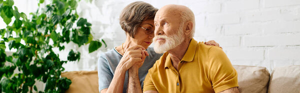 Преданная жена поддерживает своего мужа диабетом в их уютной, любящей домашней обстановке.