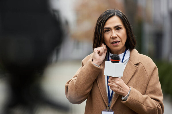 Una Experta Periodista Con Abrigo Beige Habla Micrófono Preparándose Para — Foto de Stock