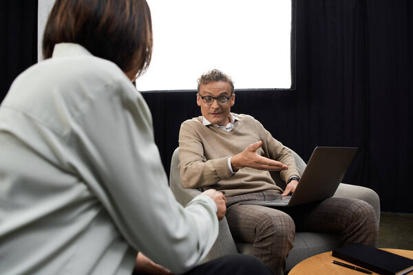 A journalist interviews an expert, discussing important topics thoughtfully and collaboratively.