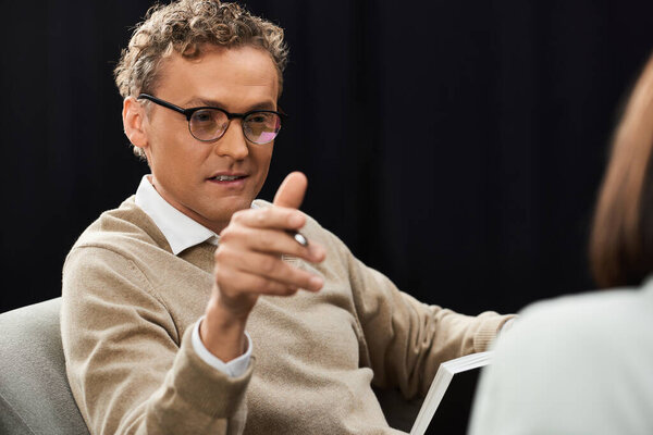 A journalist engages in a thoughtful dialogue with a specialist, delving into key topics of the day.