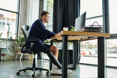 Yapay bacaklı kararlı genç bir profesyonel modern ofis ortamında çalışmalarına odaklanır..