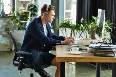 Yapay bacaklı enerjik genç bir profesyonel şık bir ofis ortamında masasında özenle çalışıyor..
