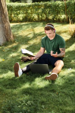 Protez bacaklı genç bir adam derslerine devam ediyor, açık havanın tadını çıkarıyor ve kapsayıcılığı teşvik ediyor..