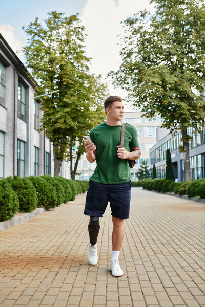 Красивый молодой человек уверенно прогуливается по оживленному городскому тропинке, обнимая с гордостью природу..