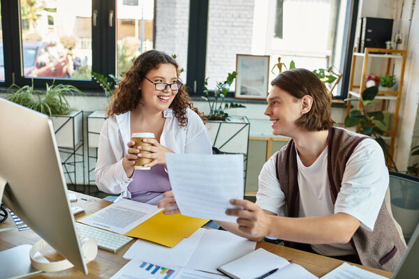 Веселый молодой плюс размер женщина любит кофе, обсуждая идеи со своим другом.