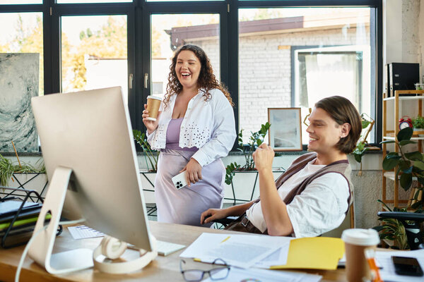 Молодая женщина плюс размер наслаждается легким моментом со своим другом-мужчиной в ярком офисе.