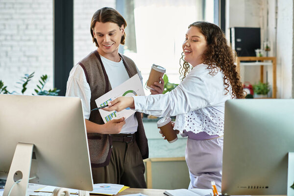 Женщина большого размера с энтузиазмом обсуждает идеи со своим другом в яркой офисной обстановке.