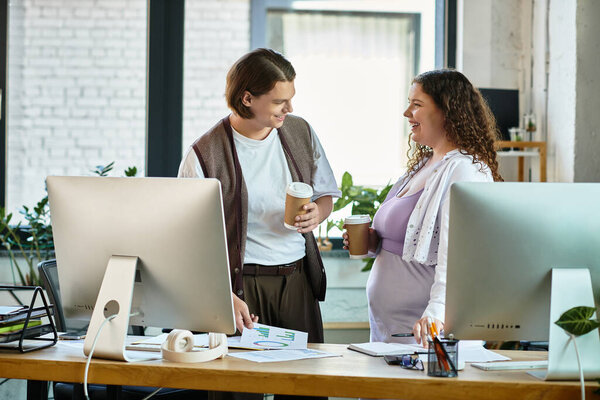Молодая женщина плюс размер болтает счастливо со своим другом-мужчиной, наслаждаясь кофе в ярком офисе.