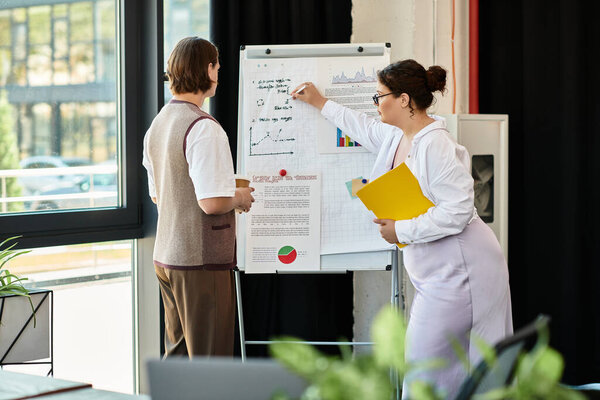В стильном офисе молодая женщина плюс размер представляет идеи своему другу-мужчине рядом с картами.