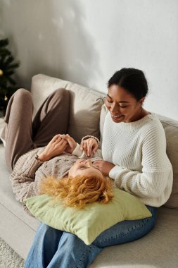 İki ortak evlerinde hassas bir anın tadını çıkarırlar, rahat bir ortamda neşe ve rahatlığı kucaklarlar..