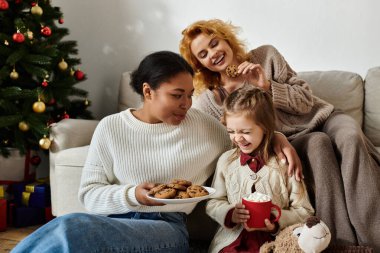 Neşeli bir aile sıcak evlerinde kurabiye ve kahkaha paylaşır..