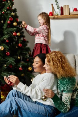 Bu neşeli aile Noel ağacını süslemek için kaliteli zaman harcıyor, neşeli anılar yaratıyor..