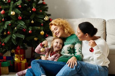 Mutlu bir aile birlikte kutlama yapar, şenlikli süslerle süslenir ve neşeyi paylaşır..