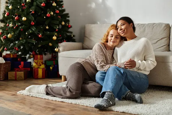 İki mutlu eş, birlikte sıcacık bir anın tadını çıkarırlar. Tatil dekoru ve sıcaklıkla çevrili..