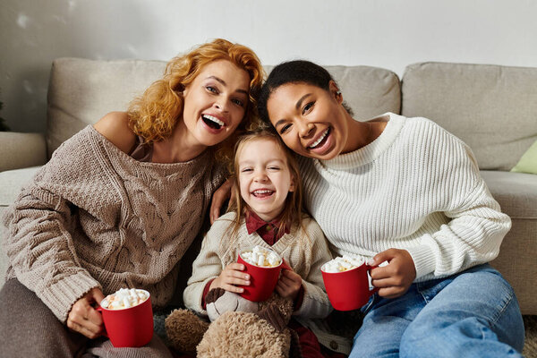 Радостный момент разворачивается дома, когда пара и их дочь наслаждаются закусками и смехом.