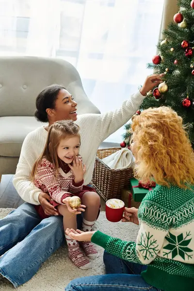 Güzel bir lezbiyen çift Noel süslemelerini kızlarıyla paylaşıyor..