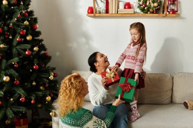 Mutlu bir aile tatil hediyelerini evde değiş tokuş eder. Birlikte geçirdiğimiz değerli anların tadını çıkarırız..