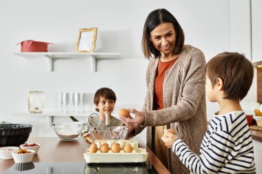 Neşeli bir büyükanne, torunları Noel için hazırlanırken onlarla yemek pişirme zevkini paylaşır..