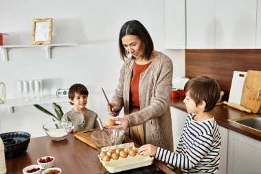 Hevesli bir büyükanne ve torunları Noel neşesine hazırlanırken birlikte yemek pişirmekten zevk alırlar..