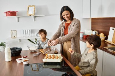 Neşeli bir büyükanne, birlikte tatil hazırlarken torunlarıyla yemek pişirme sevgisini paylaşıyor..