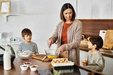 Mutlu bir büyükanne torunlarıyla yemek pişirir, keyifli tatil sezonu için lezzetli yemekler yapar..