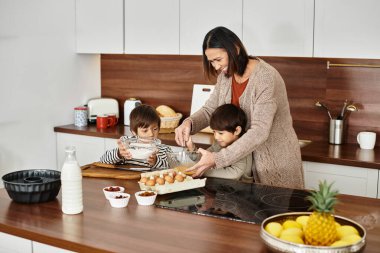 Mutlu bir büyükanne kış tatilinde torunlarıyla enfes bir yemek pişirme deneyimini paylaşır..