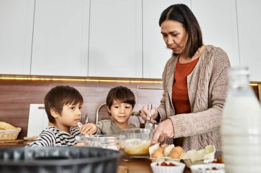 Asyalı bir büyükanne torunlarıyla bayram ziyafeti çekmeyi, kahkahaları ve sevgiyi paylaşmayı sever..