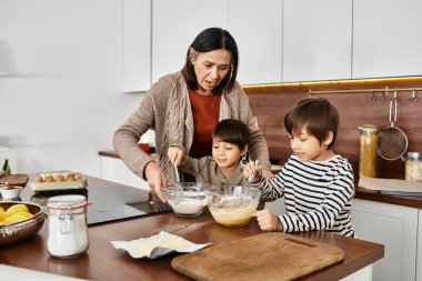 Neşeli bir büyükanne, torunlarıyla Noel kutlamasına hazırlanırken yemek pişirmekten zevk alır..