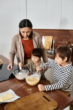 Bir büyükanne torunlarıyla yemek pişirme anlarını paylaşıyor, birlikte tatil ziyafetleri hazırlıyor..