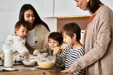 Neşeli bir aile, Noel için hazırlanırken rahat mutfaklarında ziyafet çekmeyi sever..