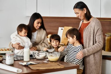 Neşeli bir aile, sıcaklıkla dolu çağdaş mutfaklarında lezzetli bayramlar hazırlar..