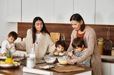 Neşeli bir aile birlikte vakit geçirir. Tatilden önce şık mutfaklarında lezzetli şeyler pişirirler..