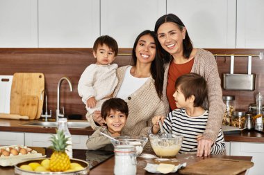 Neşeli bir aile aşklarını ve kahkahalarını paylaşırken aynı zamanda sıcak mutfaklarında şenlik ikramı yapıyor..