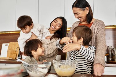Mutlu bir aile, birlikte yemek pişirmenin sıcaklığından zevk alır. Noel 'de çocuklar nişanlıyken bayramlık ziyafetler hazırlar..