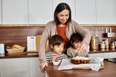 Neşeli bir aile, mutfaklarında anlarını paylaşır. Sevgi ve kahkahalarla şenlik ikramı yaparlar..
