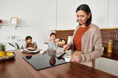 Mutlu bir Asyalı aile, Noel şenlikleri için sıcak mutfaklarında birlikte yemek ve yemek yapmayı sever..