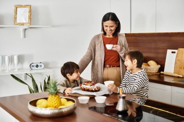 Neşeli bir aile, şık mutfaklarında bayram ziyafeti çekmeyi ve neşeli anılar yaratmayı sever..