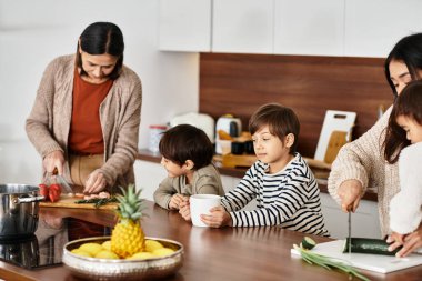 Neşeli bir aile şık bir mutfakta ziyafet hazırlıyor, hatıralar ve bayram neşesi yaratıyor..