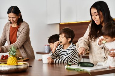 Neşeli bir Asyalı aile eğlenceli bir yemek pişirme seansından zevk alır, birlikte tatil ziyafetleri yaratırlar..