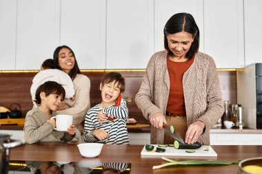 Mutlu bir aile şık mutfaklarında yemek pişiriyor, Noel 'den önce kaliteli vakit geçiriyorlar..